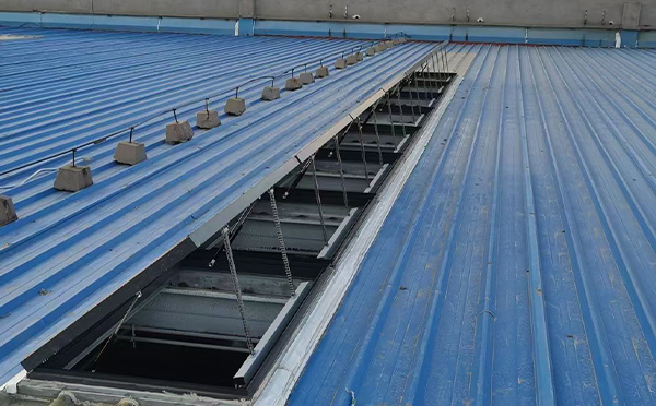 某城市大型商业综合体中庭古浪排烟窗工程