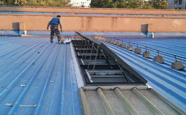 某区域性物流仓储中心古浪排烟窗系统安装项目